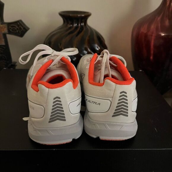 Altra Rivera White and Red Running Shoes size 9.5 - Picture 4 of 5